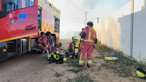 Un incendio declarado en la tarde del viernes en una nave de reciclaje situada en el polígono industrial de Onzonilla generó una rápida respuesta de los bomberos de León. Las llamas comenzaron en el patio exterior de las instalaciones de Recipacar, una empresa que maneja materiales altamente inflamables, lo que elevó el nivel de alerta. Fotos de Bomberos León