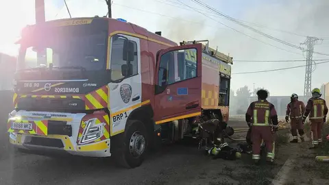 Un incendio declarado en la tarde del viernes en una nave de reciclaje situada en el polígono industrial de Onzonilla generó una rápida respuesta de los bomberos de León. Las llamas comenzaron en el patio exterior de las instalaciones de Recipacar, una empresa que maneja materiales altamente inflamables, lo que elevó el nivel de alerta. Fotos de Bomberos León