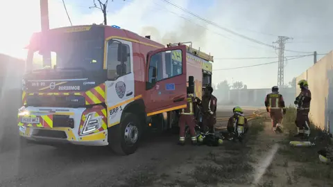 Un incendio declarado en la tarde del viernes en una nave de reciclaje situada en el polígono industrial de Onzonilla generó una rápida respuesta de los bomberos de León. Las llamas comenzaron en el patio exterior de las instalaciones de Recipacar, una empresa que maneja materiales altamente inflamables, lo que elevó el nivel de alerta. Fotos de Bomberos León