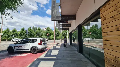 La esperada conexión intermodal entre la estación de tren y la de autobuses de León ha quedado abierta y finalmente es una simple marquesina sobre una acera. La infraestructura, que debía mejorar la experiencia de los viajeros y facilitar los transbordos entre los dos modos de transporte, ha sido recibida con escepticismo y fuertes críticas por parte de usuarios y trabajadores.
