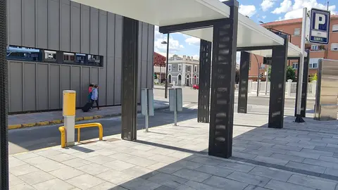 La esperada conexión intermodal entre la estación de tren y la de autobuses de León ha quedado abierta y finalmente es una simple marquesina sobre una acera. La infraestructura, que debía mejorar la experiencia de los viajeros y facilitar los transbordos entre los dos modos de transporte, ha sido recibida con escepticismo y fuertes críticas por parte de usuarios y trabajadores.