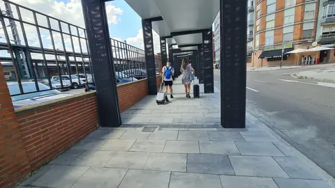 La esperada conexión intermodal entre la estación de tren y la de autobuses de León ha quedado abierta y finalmente es una simple marquesina sobre una acera. La infraestructura, que debía mejorar la experiencia de los viajeros y facilitar los transbordos entre los dos modos de transporte, ha sido recibida con escepticismo y fuertes críticas por parte de usuarios y trabajadores.