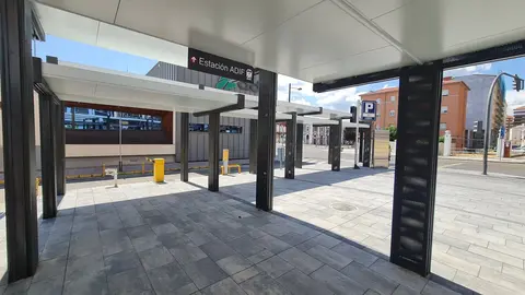La esperada conexión intermodal entre la estación de tren y la de autobuses de León ha quedado abierta y finalmente es una simple marquesina sobre una acera. La infraestructura, que debía mejorar la experiencia de los viajeros y facilitar los transbordos entre los dos modos de transporte, ha sido recibida con escepticismo y fuertes críticas por parte de usuarios y trabajadores.