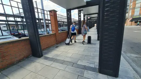 La esperada conexión intermodal entre la estación de tren y la de autobuses de León ha quedado abierta y finalmente es una simple marquesina sobre una acera. La infraestructura, que debía mejorar la experiencia de los viajeros y facilitar los transbordos entre los dos modos de transporte, ha sido recibida con escepticismo y fuertes críticas por parte de usuarios y trabajadores.