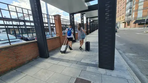 La esperada conexión intermodal entre la estación de tren y la de autobuses de León ha quedado abierta y finalmente es una simple marquesina sobre una acera. La infraestructura, que debía mejorar la experiencia de los viajeros y facilitar los transbordos entre los dos modos de transporte, ha sido recibida con escepticismo y fuertes críticas por parte de usuarios y trabajadores.