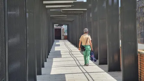 La esperada conexión intermodal entre la estación de tren y la de autobuses de León ha quedado abierta y finalmente es una simple marquesina sobre una acera. La infraestructura, que debía mejorar la experiencia de los viajeros y facilitar los transbordos entre los dos modos de transporte, ha sido recibida con escepticismo y fuertes críticas por parte de usuarios y trabajadores.