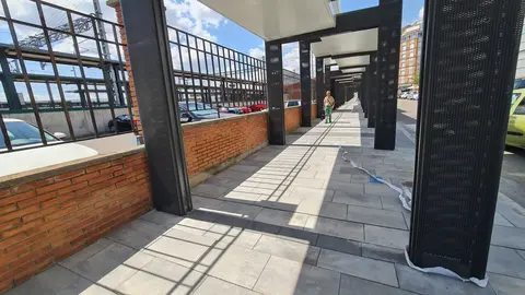 La esperada conexión intermodal entre la estación de tren y la de autobuses de León ha quedado abierta y finalmente es una simple marquesina sobre una acera. La infraestructura, que debía mejorar la experiencia de los viajeros y facilitar los transbordos entre los dos modos de transporte, ha sido recibida con escepticismo y fuertes críticas por parte de usuarios y trabajadores.