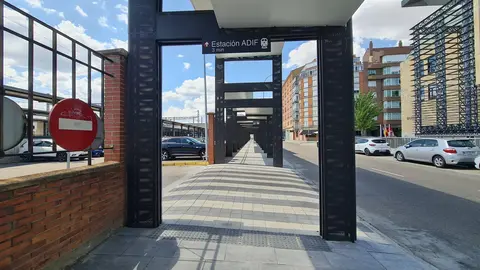 La esperada conexión intermodal entre la estación de tren y la de autobuses de León ha quedado abierta y finalmente es una simple marquesina sobre una acera. La infraestructura, que debía mejorar la experiencia de los viajeros y facilitar los transbordos entre los dos modos de transporte, ha sido recibida con escepticismo y fuertes críticas por parte de usuarios y trabajadores.