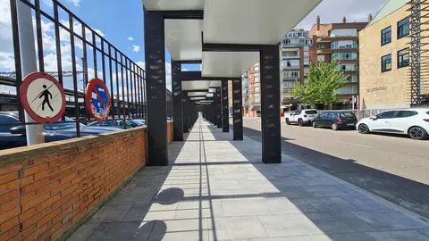 La esperada conexión intermodal entre la estación de tren y la de autobuses de León ha quedado abierta y finalmente es una simple marquesina sobre una acera. La infraestructura, que debía mejorar la experiencia de los viajeros y facilitar los transbordos entre los dos modos de transporte, ha sido recibida con escepticismo y fuertes críticas por parte de usuarios y trabajadores.