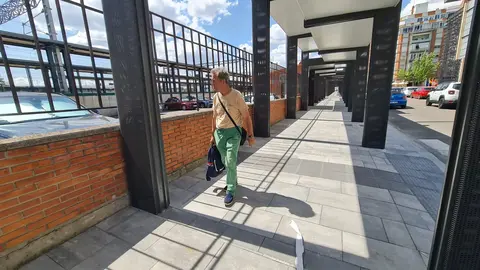 La esperada conexión intermodal entre la estación de tren y la de autobuses de León ha quedado abierta y finalmente es una simple marquesina sobre una acera. La infraestructura, que debía mejorar la experiencia de los viajeros y facilitar los transbordos entre los dos modos de transporte, ha sido recibida con escepticismo y fuertes críticas por parte de usuarios y trabajadores.