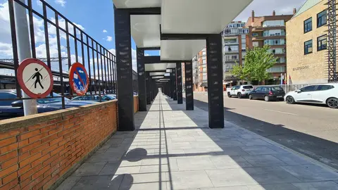 La esperada conexión intermodal entre la estación de tren y la de autobuses de León ha quedado abierta y finalmente es una simple marquesina sobre una acera. La infraestructura, que debía mejorar la experiencia de los viajeros y facilitar los transbordos entre los dos modos de transporte, ha sido recibida con escepticismo y fuertes críticas por parte de usuarios y trabajadores.