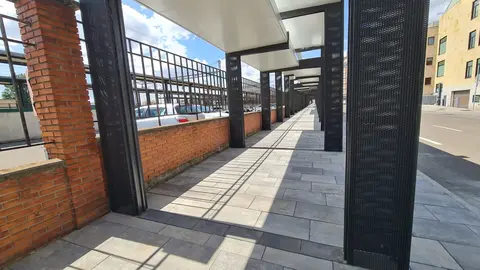 La esperada conexión intermodal entre la estación de tren y la de autobuses de León ha quedado abierta y finalmente es una simple marquesina sobre una acera. La infraestructura, que debía mejorar la experiencia de los viajeros y facilitar los transbordos entre los dos modos de transporte, ha sido recibida con escepticismo y fuertes críticas por parte de usuarios y trabajadores.