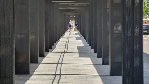 La esperada conexión intermodal entre la estación de tren y la de autobuses de León ha quedado abierta y finalmente es una simple marquesina sobre una acera. La infraestructura, que debía mejorar la experiencia de los viajeros y facilitar los transbordos entre los dos modos de transporte, ha sido recibida con escepticismo y fuertes críticas por parte de usuarios y trabajadores.