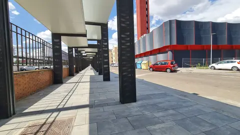 La esperada conexión intermodal entre la estación de tren y la de autobuses de León ha quedado abierta y finalmente es una simple marquesina sobre una acera. La infraestructura, que debía mejorar la experiencia de los viajeros y facilitar los transbordos entre los dos modos de transporte, ha sido recibida con escepticismo y fuertes críticas por parte de usuarios y trabajadores.