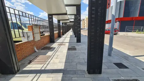 La esperada conexión intermodal entre la estación de tren y la de autobuses de León ha quedado abierta y finalmente es una simple marquesina sobre una acera. La infraestructura, que debía mejorar la experiencia de los viajeros y facilitar los transbordos entre los dos modos de transporte, ha sido recibida con escepticismo y fuertes críticas por parte de usuarios y trabajadores.