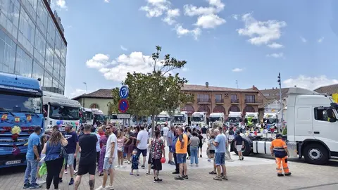 Medio centenar de camiones engalanados celebran por las calles de la capital coyantina el día del patrón de los conductores.