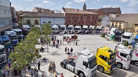Medio centenar de camiones engalanados celebran por las calles de la capital coyantina el día del patrón de los conductores.