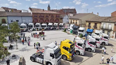 Medio centenar de camiones engalanados celebran por las calles de la capital coyantina el día del patrón de los conductores.