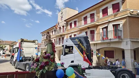 Medio centenar de camiones engalanados celebran por las calles de la capital coyantina el día del patrón de los conductores.