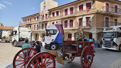 Medio centenar de camiones engalanados celebran por las calles de la capital coyantina el día del patrón de los conductores.