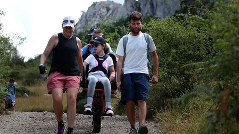 La Asociación Club de Producto Caminos Trashumantes, con la colaboración de la Junta Vecinal de Salamón y el Club de Montaña Pandetrave, organizan la jornada ‘Trashumancia sin barreras’. Foto: Peio García
