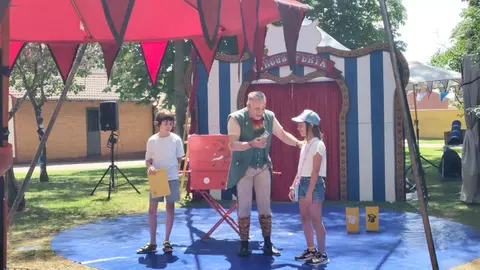Valencia de Don Juan ha inaugurado esta mañana la XII Feria del Libro y Disco y IV Feria del Circo.