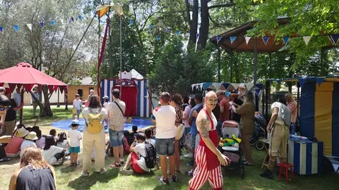 Valencia de Don Juan ha inaugurado esta mañana la XII Feria del Libro y Disco y IV Feria del Circo.