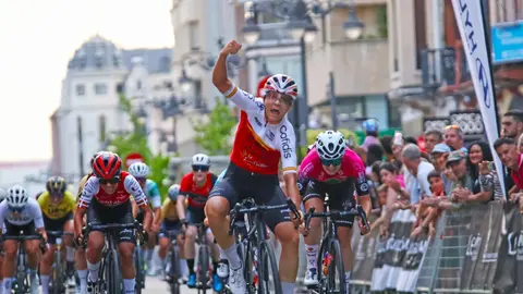 Victoria de Eva Anguela en el G. P. León. Foto: Fed. Ciclismo