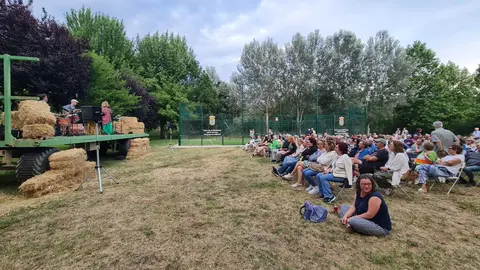 Vega de los Árboles vive un julio de jazz con conciertos al aire libre, lleno total en sus dos primeras citas y artistas de primera línea como Blue Trane, Cova Villegas, Rubén Díaz Quintet y Sonya Rubín. En la imagen, la brillante jornada musical de este sábado.