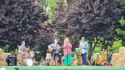 Vega de los Árboles vive un julio de jazz con conciertos al aire libre, lleno total en sus dos primeras citas y artistas de primera línea como Blue Trane, Cova Villegas, Rubén Díaz Quintet y Sonya Rubín. En la imagen, la brillante jornada musical de este sábado.