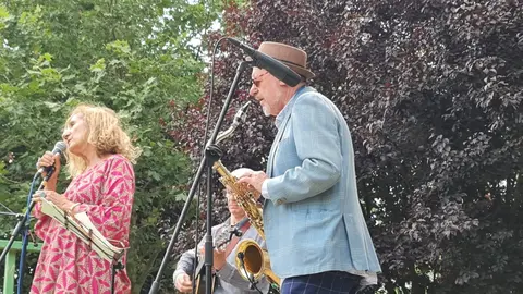 Vega de los Árboles vive un julio de jazz con conciertos al aire libre, lleno total en sus dos primeras citas y artistas de primera línea como Blue Trane, Cova Villegas, Rubén Díaz Quintet y Sonya Rubín. En la imagen, la brillante jornada musical de este sábado.