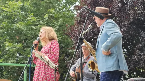 Vega de los Árboles vive un julio de jazz con conciertos al aire libre, lleno total en sus dos primeras citas y artistas de primera línea como Blue Trane, Cova Villegas, Rubén Díaz Quintet y Sonya Rubín. En la imagen, la brillante jornada musical de este sábado.