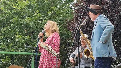 Vega de los Árboles vive un julio de jazz con conciertos al aire libre, lleno total en sus dos primeras citas y artistas de primera línea como Blue Trane, Cova Villegas, Rubén Díaz Quintet y Sonya Rubín. En la imagen, la brillante jornada musical de este sábado.