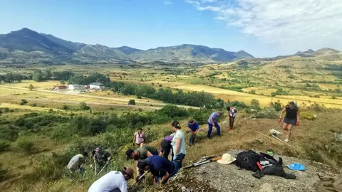 Vecinos de Villamanín, Sangre Minera y Ruinas León trabajan en la rehabilitación de las trincheras de la Guerra Civil de la Tercia.