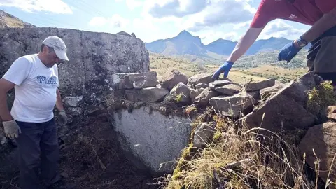 Vecinos de Villamanín, Sangre Minera y Ruinas León trabajan en la rehabilitación de las trincheras de la Guerra Civil de la Tercia.