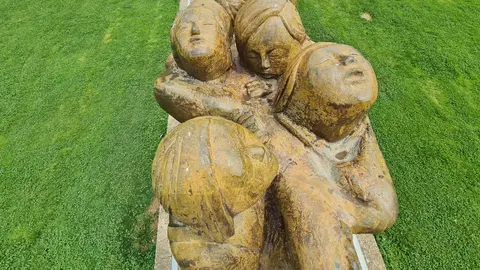 Este próximo domingo, 27 de julio, se cumple una década desde la inauguración del Monumento a los Pendones Leoneses, una majestuosa escultura de bronce que domina la plaza que lleva su nombre en León capital. La obra, firmada por el artista Miguel Iribertegui Eraso, religioso de la Orden de Predicadores de la Virgen del Camino, representa a un grupo de hombres izando con esfuerzo un pendón leonés, emblema por excelencia de la tradición popular de la provincia.