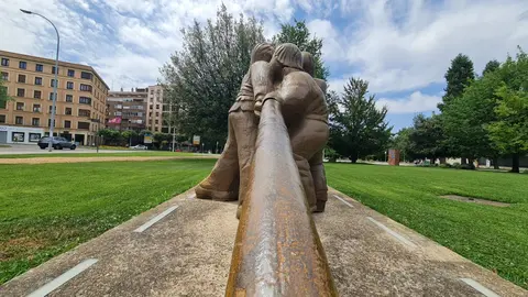 Este próximo domingo, 27 de julio, se cumple una década desde la inauguración del Monumento a los Pendones Leoneses, una majestuosa escultura de bronce que domina la plaza que lleva su nombre en León capital. La obra, firmada por el artista Miguel Iribertegui Eraso, religioso de la Orden de Predicadores de la Virgen del Camino, representa a un grupo de hombres izando con esfuerzo un pendón leonés, emblema por excelencia de la tradición popular de la provincia.