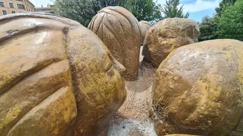 Este próximo domingo, 27 de julio, se cumple una década desde la inauguración del Monumento a los Pendones Leoneses, una majestuosa escultura de bronce que domina la plaza que lleva su nombre en León capital. La obra, firmada por el artista Miguel Iribertegui Eraso, religioso de la Orden de Predicadores de la Virgen del Camino, representa a un grupo de hombres izando con esfuerzo un pendón leonés, emblema por excelencia de la tradición popular de la provincia.