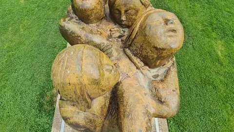 Este próximo domingo, 27 de julio, se cumple una década desde la inauguración del Monumento a los Pendones Leoneses, una majestuosa escultura de bronce que domina la plaza que lleva su nombre en León capital. La obra, firmada por el artista Miguel Iribertegui Eraso, religioso de la Orden de Predicadores de la Virgen del Camino, representa a un grupo de hombres izando con esfuerzo un pendón leonés, emblema por excelencia de la tradición popular de la provincia.
