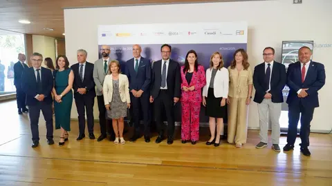 El secretario de Estado de Telecomunicaciones e Infraestructuras Digitales, Antonio Hernando Vera, preside la inauguración de la décima edición del Cybersecurity Summer BootCamp 2025. También participan la secretaria ejecutiva del Comité Interamericano contra el Terrorismo de la Organización de Estados Americanos, Alison August Treppel; la embajadora observadora permanente de la OEA, Carmen Montón; el director general del Instituto Nacional de Ciberseguridad, Félix Barrio, y el alcalde de León, José Antonio Diez. Foto: Campillo