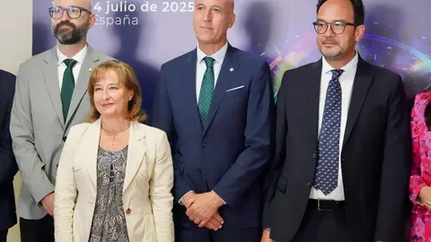 El secretario de Estado de Telecomunicaciones e Infraestructuras Digitales, Antonio Hernando Vera, preside la inauguración de la décima edición del Cybersecurity Summer BootCamp 2025. También participan la secretaria ejecutiva del Comité Interamericano contra el Terrorismo de la Organización de Estados Americanos, Alison August Treppel; la embajadora observadora permanente de la OEA, Carmen Montón; el director general del Instituto Nacional de Ciberseguridad, Félix Barrio, y el alcalde de León, José Antonio Diez. Foto: Campillo