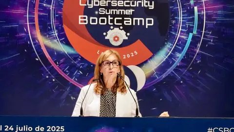 El secretario de Estado de Telecomunicaciones e Infraestructuras Digitales, Antonio Hernando Vera, preside la inauguración de la décima edición del Cybersecurity Summer BootCamp 2025. También participan la secretaria ejecutiva del Comité Interamericano contra el Terrorismo de la Organización de Estados Americanos, Alison August Treppel; la embajadora observadora permanente de la OEA, Carmen Montón; el director general del Instituto Nacional de Ciberseguridad, Félix Barrio, y el alcalde de León, José Antonio Diez. Foto: Campillo