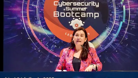 El secretario de Estado de Telecomunicaciones e Infraestructuras Digitales, Antonio Hernando Vera, preside la inauguración de la décima edición del Cybersecurity Summer BootCamp 2025. También participan la secretaria ejecutiva del Comité Interamericano contra el Terrorismo de la Organización de Estados Americanos, Alison August Treppel; la embajadora observadora permanente de la OEA, Carmen Montón; el director general del Instituto Nacional de Ciberseguridad, Félix Barrio, y el alcalde de León, José Antonio Diez. Foto: Campillo