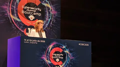 El secretario de Estado de Telecomunicaciones e Infraestructuras Digitales, Antonio Hernando Vera, preside la inauguración de la décima edición del Cybersecurity Summer BootCamp 2025. También participan la secretaria ejecutiva del Comité Interamericano contra el Terrorismo de la Organización de Estados Americanos, Alison August Treppel; la embajadora observadora permanente de la OEA, Carmen Montón; el director general del Instituto Nacional de Ciberseguridad, Félix Barrio, y el alcalde de León, José Antonio Diez. Foto: Incibe