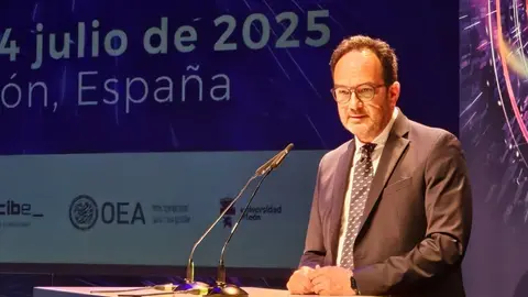 El secretario de Estado de Telecomunicaciones e Infraestructuras Digitales, Antonio Hernando Vera, preside la inauguración de la décima edición del Cybersecurity Summer BootCamp 2025. También participan la secretaria ejecutiva del Comité Interamericano contra el Terrorismo de la Organización de Estados Americanos, Alison August Treppel; la embajadora observadora permanente de la OEA, Carmen Montón; el director general del Instituto Nacional de Ciberseguridad, Félix Barrio, y el alcalde de León, José Antonio Diez. Foto: Incibe