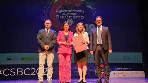 El secretario de Estado de Telecomunicaciones e Infraestructuras Digitales, Antonio Hernando Vera, preside la inauguración de la décima edición del Cybersecurity Summer BootCamp 2025. También participan la secretaria ejecutiva del Comité Interamericano contra el Terrorismo de la Organización de Estados Americanos, Alison August Treppel; la embajadora observadora permanente de la OEA, Carmen Montón; el director general del Instituto Nacional de Ciberseguridad, Félix Barrio, y el alcalde de León, José Antonio Diez. Foto: Incibe