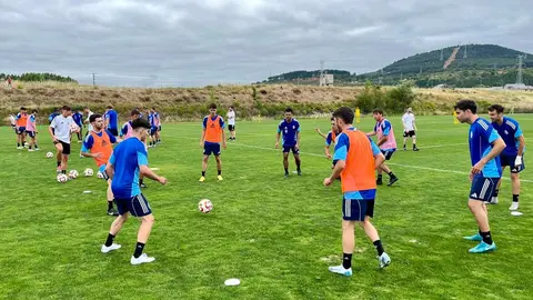 La SD Ponferradina ha dado el pistoletazo de salida a una nueva etapa con Fernando Estévez como nuevo entrenador. El técnico andaluz fue presentado oficialmente este lunes como cabeza visible de un proyecto que tiene como objetivo prioritario regresar al fútbol profesional.