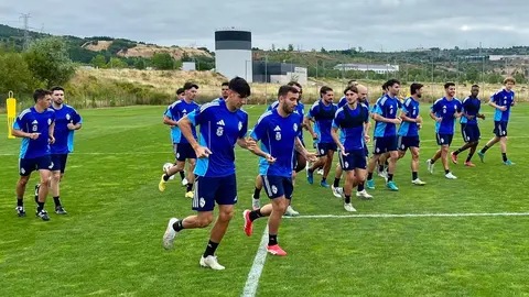 La SD Ponferradina ha dado el pistoletazo de salida a una nueva etapa con Fernando Estévez como nuevo entrenador. El técnico andaluz fue presentado oficialmente este lunes como cabeza visible de un proyecto que tiene como objetivo prioritario regresar al fútbol profesional.
