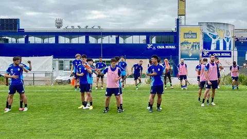 La SD Ponferradina ha dado el pistoletazo de salida a una nueva etapa con Fernando Estévez como nuevo entrenador. El técnico andaluz fue presentado oficialmente este lunes como cabeza visible de un proyecto que tiene como objetivo prioritario regresar al fútbol profesional.