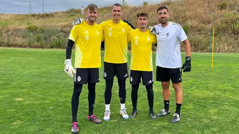 La SD Ponferradina ha dado el pistoletazo de salida a una nueva etapa con Fernando Estévez como nuevo entrenador. El técnico andaluz fue presentado oficialmente este lunes como cabeza visible de un proyecto que tiene como objetivo prioritario regresar al fútbol profesional.